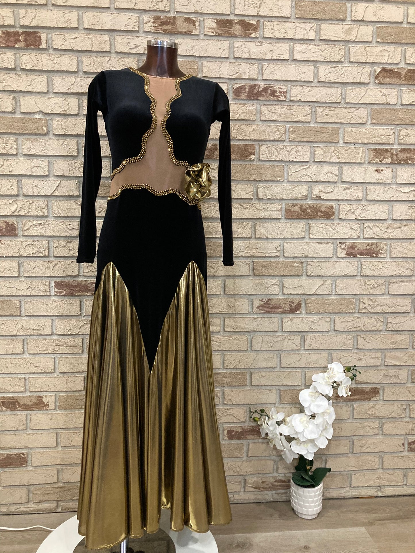 Elegant black-and-gold Smooth Dress